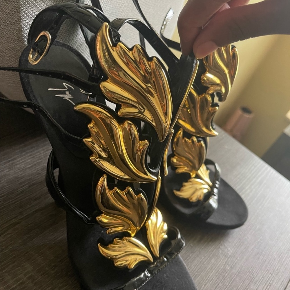 Giuseppe Zanotti
Black/Gold Cruel Summer Wing Heel - Picture 3 of 6